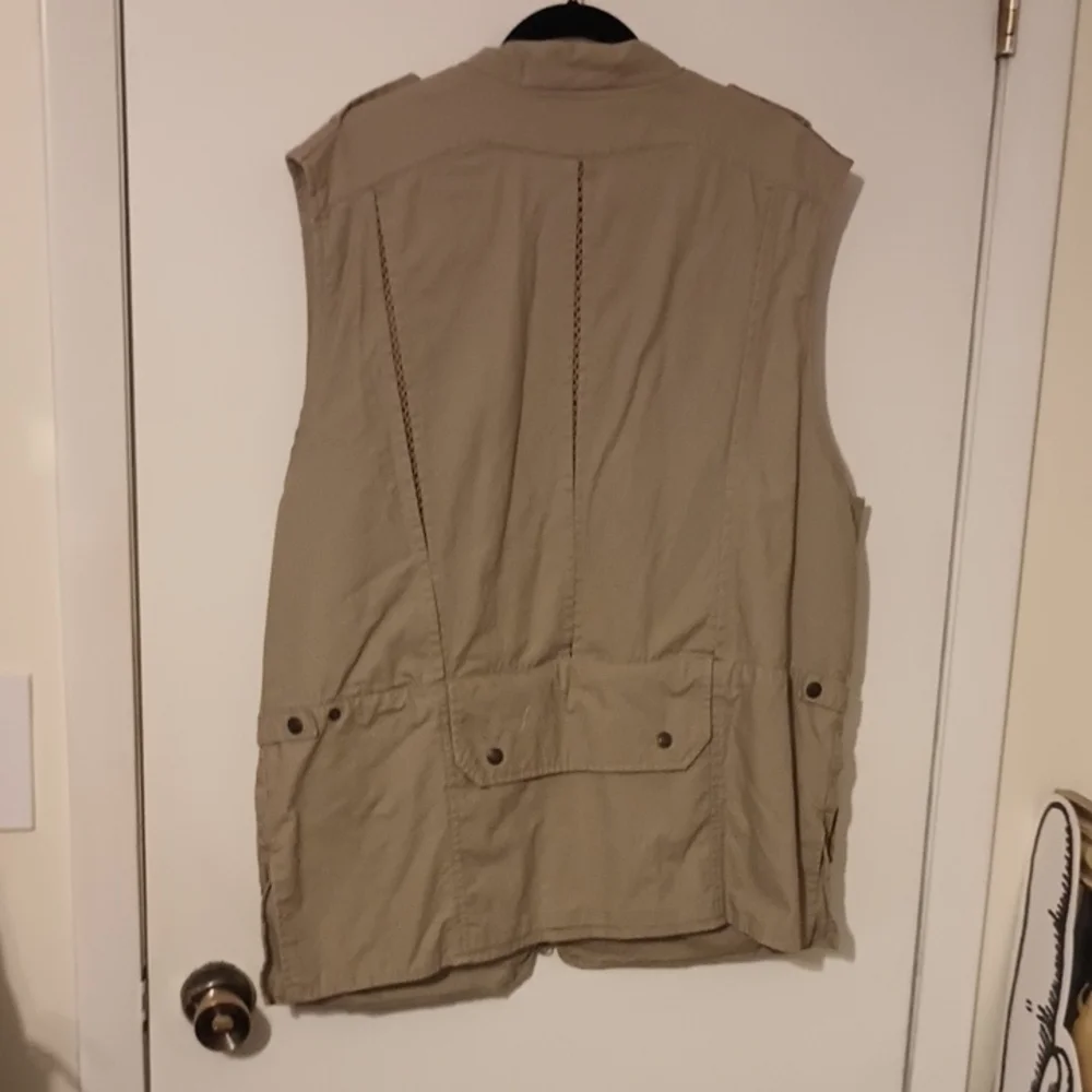 Vintage Banana Republic 1980's Men's Multi-Pocket Fishing/Utility Vest in Khaki